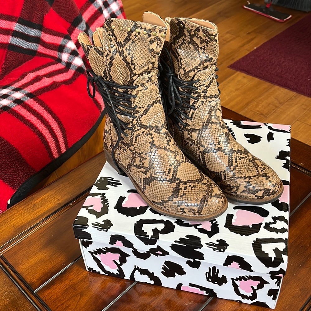Woman’s Mata Boots super cute zip boots